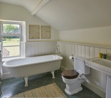 Traditional English Footed Bath Tub in England Cottage - Keepers Cottage